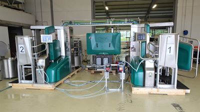 Two GEA DairyRobot R9500 including a supply unit (center of picture) on the DLG test stand.