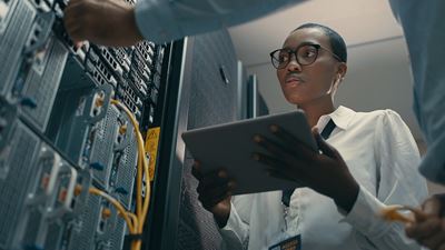 Person working with GEA Cloud