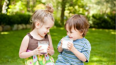 Kinder drinken Milch