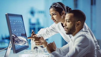 couple-researching-at-monitor