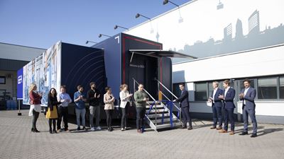 Kai Becker, CEO GEA Heating & Refrigeration Technologies (4. von rechts) eröffnete am 24. März 2022 offiziell den HRT Truck in Berlin. (Foto: GEA)