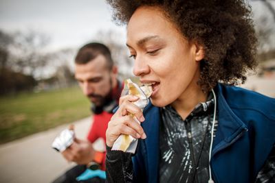 eating-protein-bar