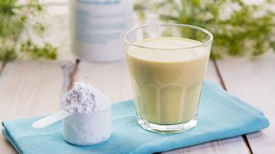 Der alternative Zucker Isomaltulose (Palatinose™) nimmt praktisch keine Feuchtigkeit auf und wird zur Herstellung verschiedener Lebensmittel und Getränke verwendet wie Backwaren, Frühstückscerealien, Milchprodukten, Fruchtsaftgetränken, Sportnahrung sowie Süßwaren. Bild: © BENEO