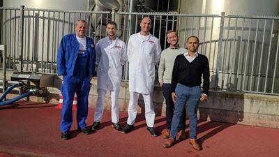 Smiling faces at Rücker’s dairy production facility in Wismar, Germany, February 2018, after signing their contract for GEA Advance. (l to r: Jörn Möller, Head of Technical Maintenance, Rücker; Malte Derner, Deputy Plant Operations Manager Rücker; Cobers Mohr, Plant Operations Manager, Rücker; Markus Old, GEA; Roy Chikballapur, MachIQ)