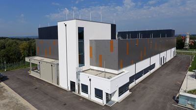 Wo in Ostermiething früher ein Kohlekraftwerk stand, befindet sich nun eines der energieeffizientesten Rechenzentren im deutschsprachigen Raum: das DC 10 der Schwarz IT KG. (Bilder: Schwarz IT)