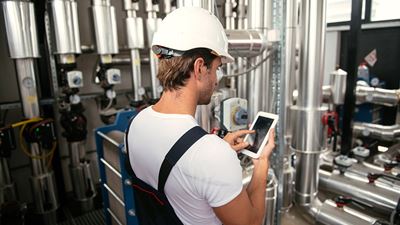 Mit der GEA Omni Systemsteuerung erhalten die Anwender eine allumfassende Kommandozentrale, über die das gesamte Kühlsystem über ein einziges Gerät gesteuert werden kann.