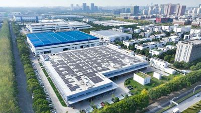 An vielen Standorten installiert GEA Photovoltaikanlagen für die Eigenstromproduktion, so auch am Standort in Suzhou (China). Dort werden durch die Photovoltaik jährlich rund 1.097 Tonnen CO2 und mehr als 136.000 Euro Betriebskosten eingespart.