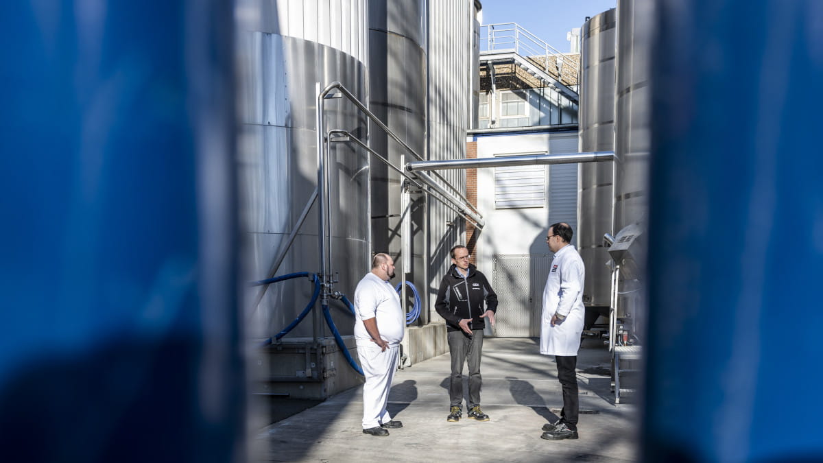 Naarmann: On the way to climate-friendlier dairy production - Managing Director Andreas Naarmann (right), GEA’s Sven Irrgang and Project Manager Michael Frenking (left). The Naarmann dairy saves 300 liters of water per hour of separator operation. (Image: GEA)