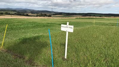 Neue Technologien und der angereicherte Dünger müssen mehrere Feldversuche durchlaufen, um ihre Wirksamkeit zu prüfen. Mit Hilfe der Behandlung der Gülle können landwirtschaftliche Betriebe ihren CO2-Fußabdruck deutlich verringern.