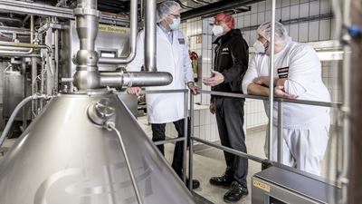 Die langjährige, vertrauensvolle Partnerschaft war eine der Grundlagen für das gemeinsame Pilotprojekt zur Wasserspareinheit zwischen der Privatmolkerei mit Geschäftsführer Andreas Naarmann (links), Sven Irrgang von GEA und Projektleiter Michael Frenking (rechts). (Bild: GEA)