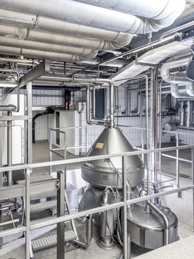 Die Molkerei Naarmann betreibt einen MSI 400 Separator von GEA mit einer Verarbeitungskapazität von 40.000 l/h, ein GEA standomat übernimmt die Milch- und Sahnestandardisierung. (Bild: GEA)