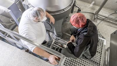 Die mit einer Umwälzpumpe ausgestattete Water Saving Unit arbeitet mit zwei getrennten Kreisläufen für Motor und Haube/Fänger, das optimiert den Energieverbrauch der Einheit. (Bild: GEA)