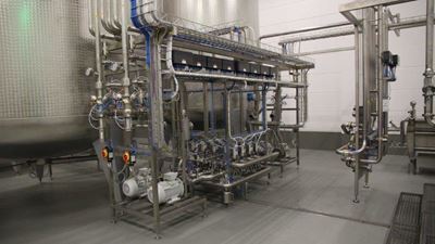 Die Mast-Jägermeister SE entschied sich in der neuen „Herstellung Süd“ für eine 7-Komponenten-Ausmischanlage von GEA. Im Bild sind die Ventilknoten mit integriertem Entlüftungsbehälter und Molchstationen zu sehen.  (Foto: GEA)