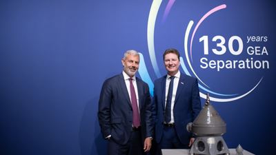 Bild 1: Stefan Klebert, GEA Group CEO (links), und Klaus Stojentin, CEO Division Separation & Flow Technologies (rechts), sprachen über die wichtige Rolle von 130 Jahren GEA-Separationstechnik. (Bild: GEA)
