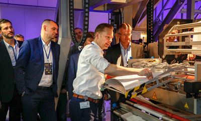 Jacques Timmermans, GEA Produktentwickler, zeigte die angepasste Verpackungslinie GEA SmartPacker CX400 Quatro Seal in einer Live-Demonstration. (Abb. GEA)