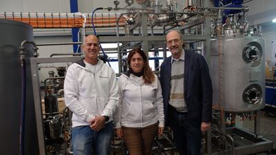 (from left to right) Eran Blachinsky, Gali Yarom (both founder and CEO, Better Juice) and Franz-Josef Helms (Project Director Non-Alcoholic Beverages, GEA) successfully tested the sugar-reducing technology in the GEA Test Center, Ahaus, Germany, before it is going to be shipped to the USA. The first plant is scheduled to start up there in early 2022. Photo: GEA/Better Juice