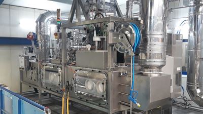 GEA recently installed an Aseptic Bottle Filler in the Ahaus Test Center in order to simulate process steps for customers from product formulation to filling. Thanks to a sustainable dry sterilization process, this GEA Aseptic Filling Pilot Plant does not require any water during production. Photo: GEA