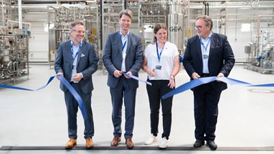 Abb. 1: (v. l. n. r.) Dr. Matthias Hobbie, Leiter Forschung und Entwicklung New Food (GEA), Dr. Ingo Meyer, Oberbürgermeister Hildesheim, Tatjana Krampitz, Head of Technology Management New Food (GEA) und Heinz Jürgen Kroner, SVP New Food (GEA), eröffneten das neue Entwicklungszentrum für eine nachhaltigere Ernährungsindustrie feierlich. Quelle: GEA/Mike Henning
