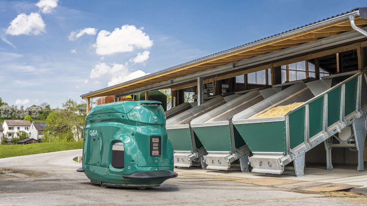 Image: The new GEA DairyFeed F4500 feeding robot drives completely autonomously and constantly provides the right mix for different animal groups. (Image: GEA)