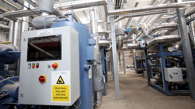 Foto 1: GEA ist führend bei technologischen Lösungen zur Bekämpfung des Klimawandels und bei der Versorgung von Fernwärmeprojekten wie diesem im Nordosten Englands. GEA-Wärmepumpen stehen im Mittelpunkt des Gateshead Mine Water Scheme, des landesweit größten Systems zur Wärmerückgewinnung aus Grubenwasser. (Foto: GEA)