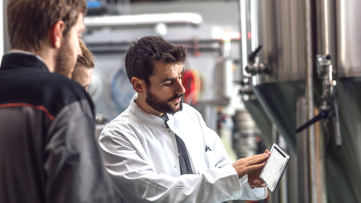 For GEA, service is about so much more than just reactive maintenance and selling spare parts. Rather, the focus is on sustaining operational plant availability and performance long term. This significantly increases a system’s operational life. Developed by the company’s service experts in cooperation with brewmasters, GEA InsightPartner Brewery is the ultimate in process control. Image: GEA