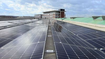 Bild 2: Für das Werk in Oelde werden großflächige Photovoltaikanlagen ca. ein Zehntel des Strombedarfs des Standorts decken. (Bild: GEA)