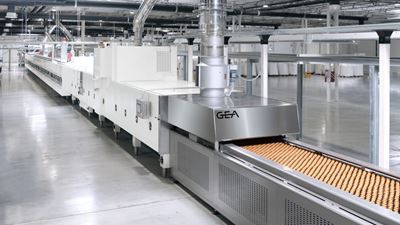 Bild 5: Weichkekse verlassen den neuen Elektro-Backofen von GEA, der effizient und CO₂ neutral produziert. Quelle: GEA