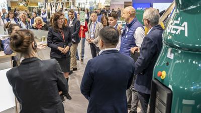 Bild: Dr. Ophelia Nick informierte sich diese Woche auf dem GEA Stand auf der EuroTier Fachmesse, welche zukunftsweisenden Lösungen GEA für Milcherzeuger anbietet.