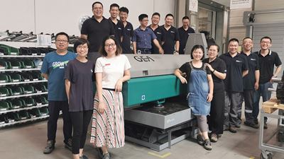 Das Foto zeigt das lokale Supply Chain & Production-Team sowie das Product Engineering & Development Team, das an dem pro line Dekanter in Tianjin arbeitet. 