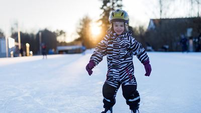 Ein angehender Eiskunstlauf-Champion auf dem Eis