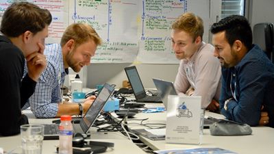 Viel Zeit verbrachten die Gründer in den Räumlichkeiten der MassChallenge in Lausanne und arbeiten am MilkBuddy. Von links nach rechts: Alexander Schwenker, Peter Peters, Jannik Desel und Bünyamin Akay (GEA)