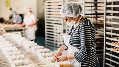 Frau bei der Arbeit in einer Backwarenfabrik