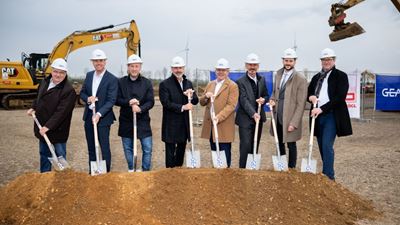 (v.l.n.r.) Otto Hoffmann (Vertreter Kirchenvorstand), Johannes Giloth (Chief Operating Officer, GEA Group), Andreas Heller (Bürgermeister, Stadt Elsdorf), Stefan Klebert (Chief Executive Officer, GEA Group), Johann Braun (Vorstand Hochbau, Firmengruppe Max Bögl), Heinrich Meintrup (SVP BU Pharma & Healthcare, GEA) Marius Magnus Riepe (Geschäftsführer, AIP Planungs GmbH), Michael Martin (Geschäftsführer, AIP Planungs GmbH)