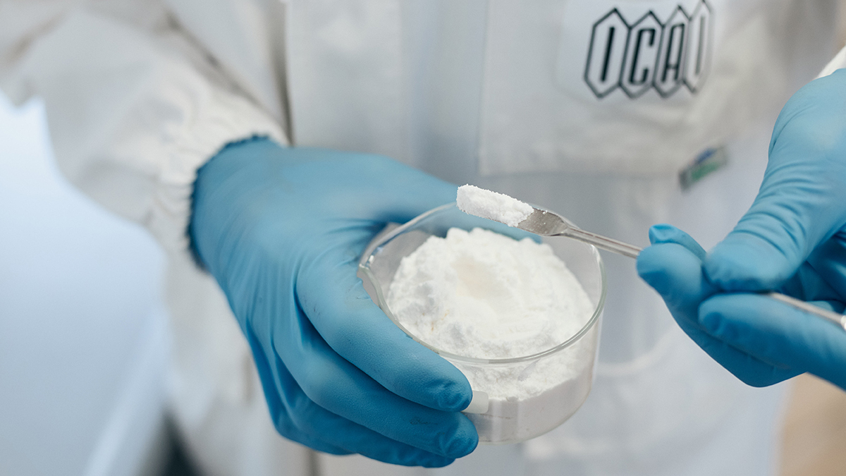 Spray dried synthetic syntan powder with low bisphenol content