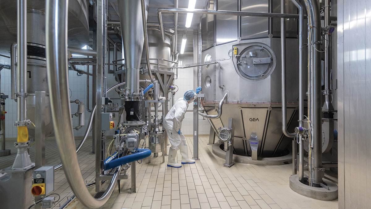 Inspection of the spray drying process at Cremo. Photo: STEMUTZ PHOTO