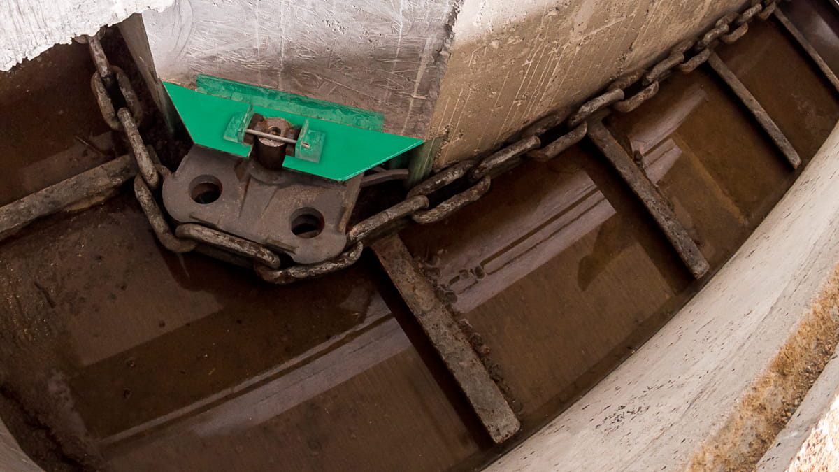 Cross Gutter Cleaner with Chain