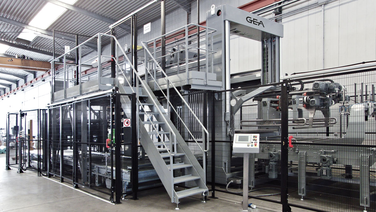 The low level product infeed palletizer Fluens with vertical lift pallet loading