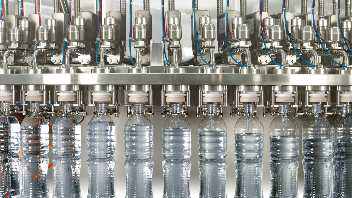 The traditional filler Fillstar LXf for filling still drinks into plastic bottles