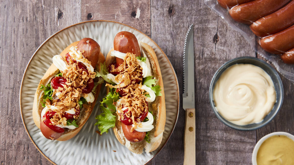 Sausage on plate packed with GEA PowerPak 1000 Thermoformer