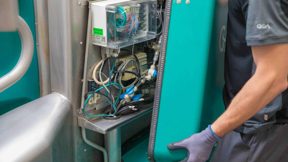 Dealer doing a repair