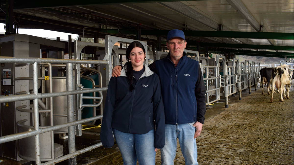 Josep Masramón and his daughter in front of their GEA batch milking installation Josep Masramón and his daughter stand in front of their GEA batch milking installation.